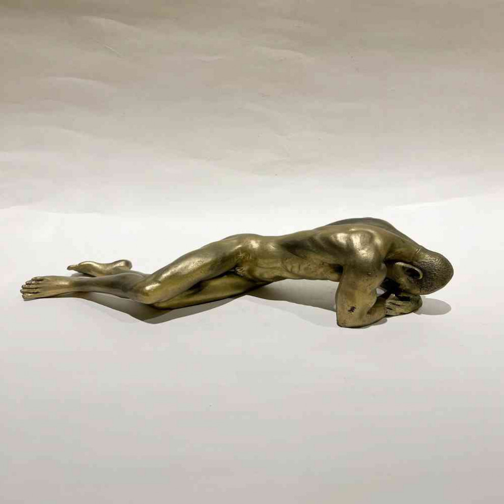 مجسمه بدنساز خوابیده طلایی